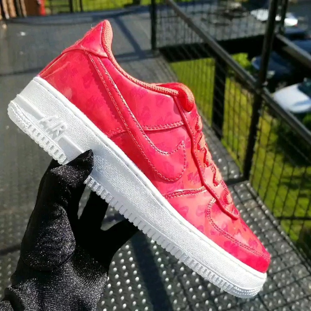 Nike Air Force 1 low UV siren red